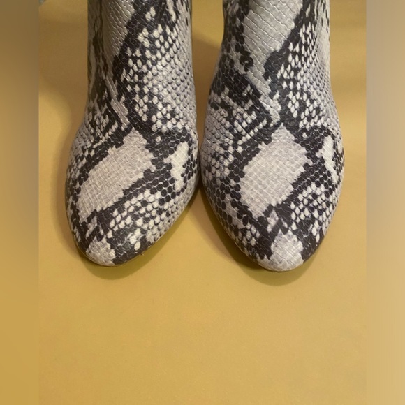 Steve Madden Rookie Bootie snake print in an 8.5 side cut out design slip on - Picture 10 of 12